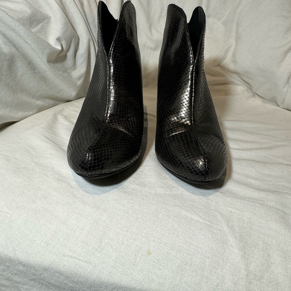 Born 👑 Crown back zip Heels - Picture 12 of 12